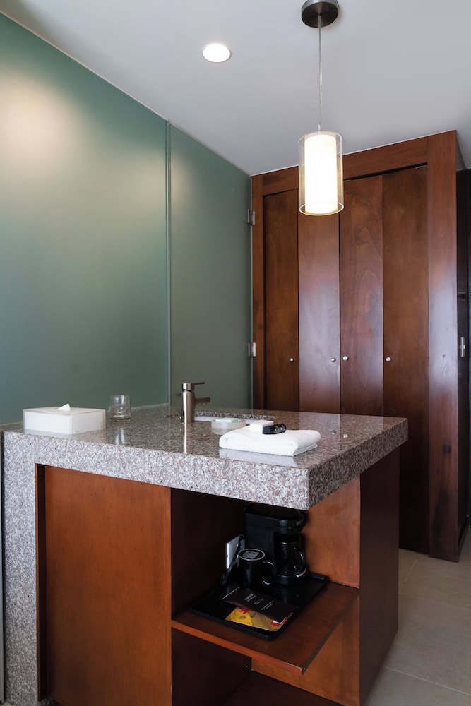 Terrace Room thumbnail 6