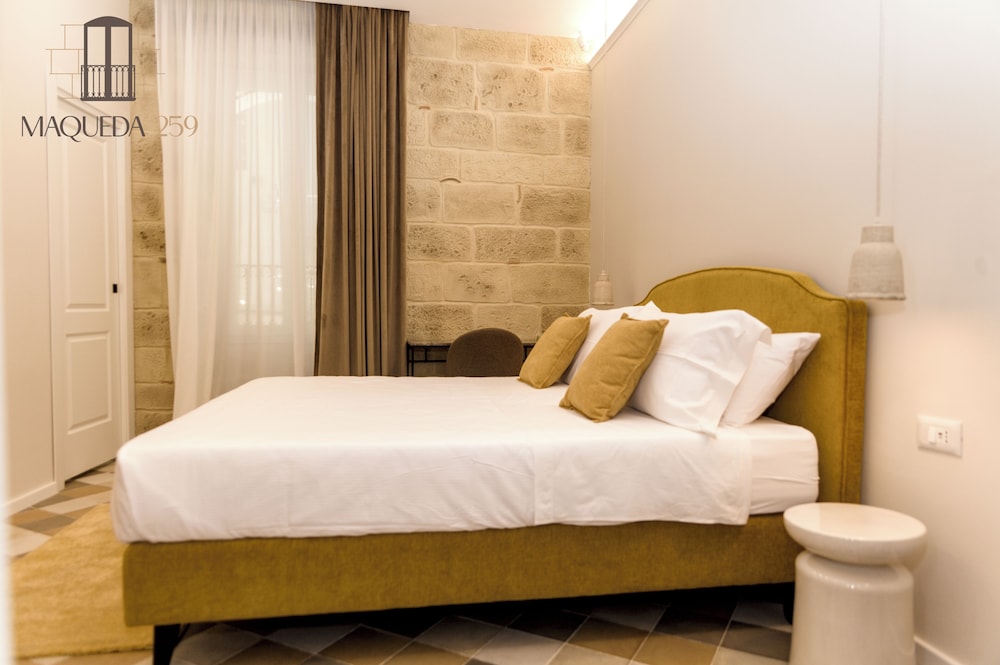 Standard Room, 1 King Bed, City View