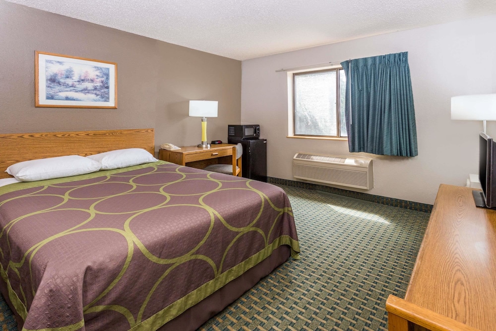 Suite, 1 King Bed, Non Smoking - Photo 2