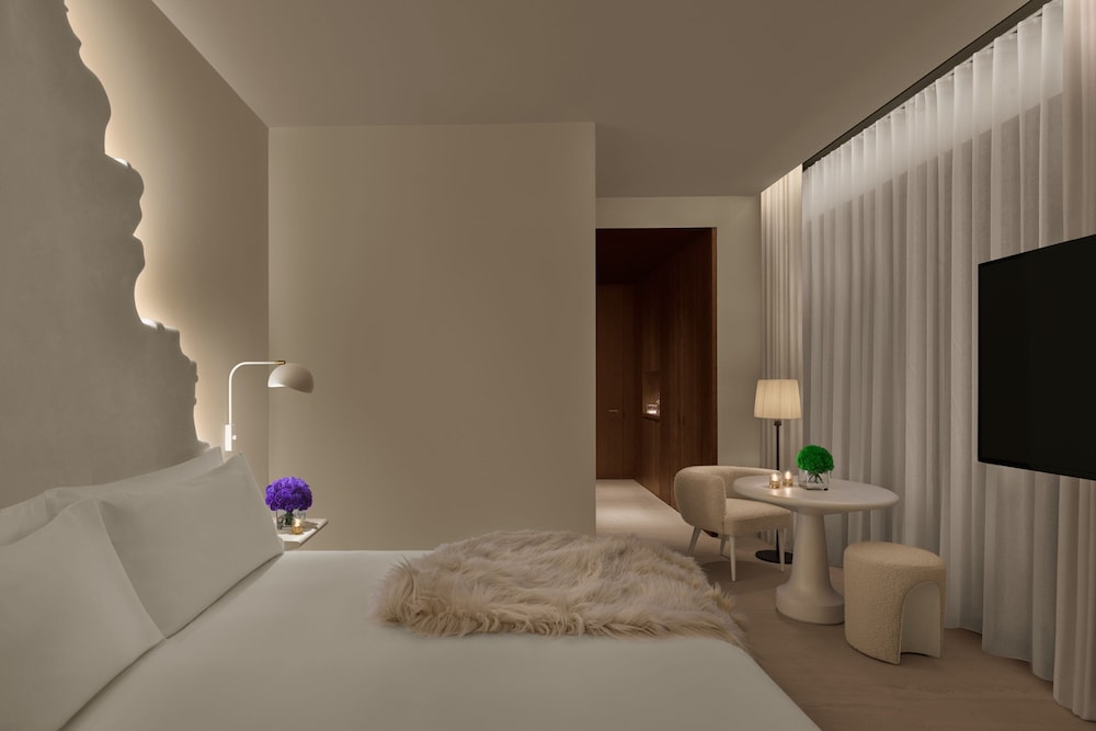 Loft, 1 King Bed, Courtyard View