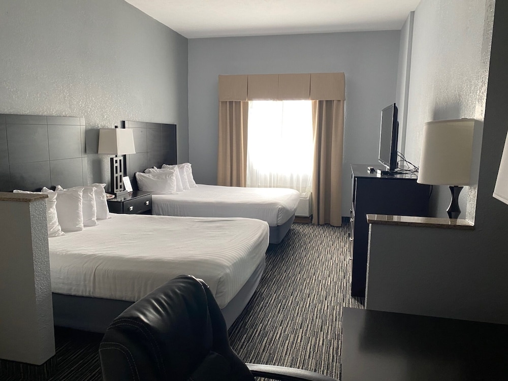 Room, 2 Queen Beds, Mobility Accessible, Lakeside