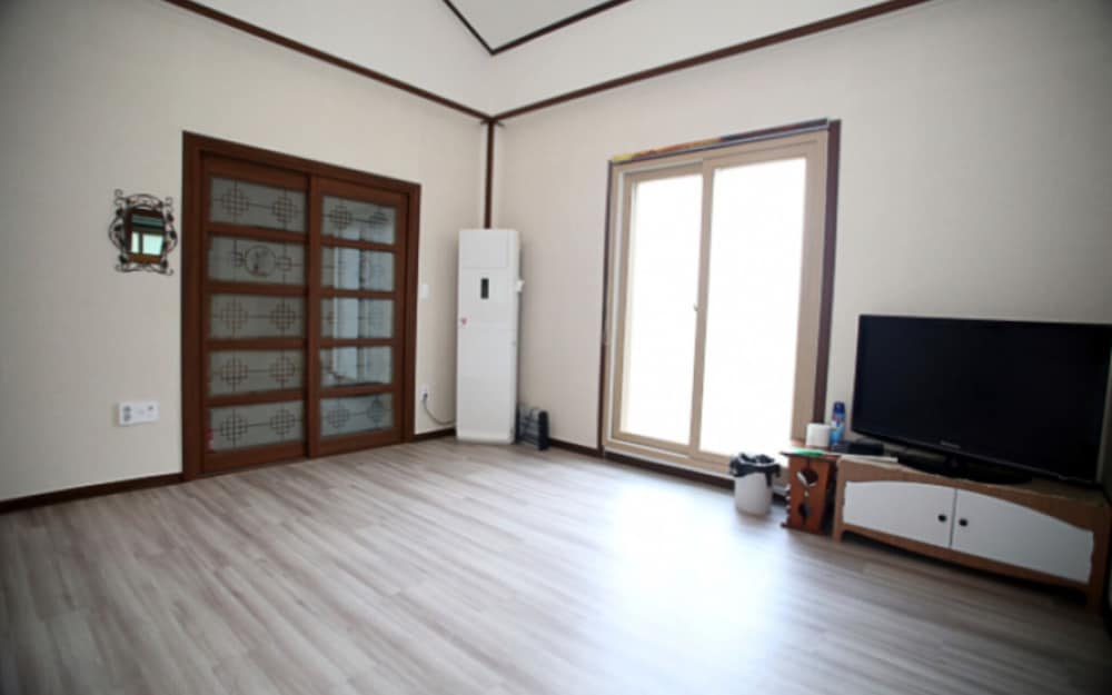 Room (1 sesame seed)
