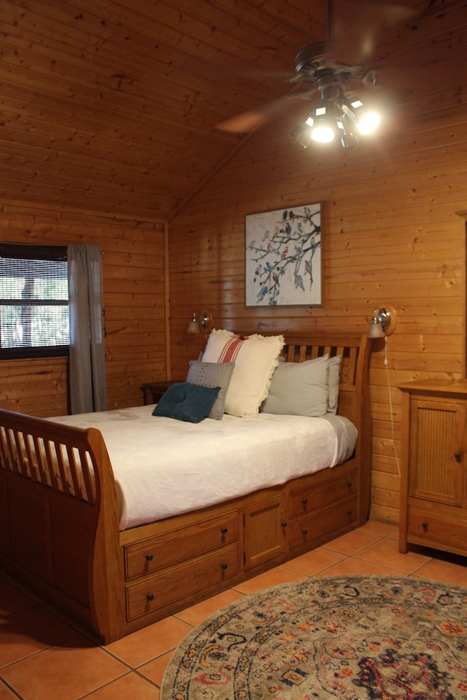 Signature Cabin, 2 Bedrooms photo 3