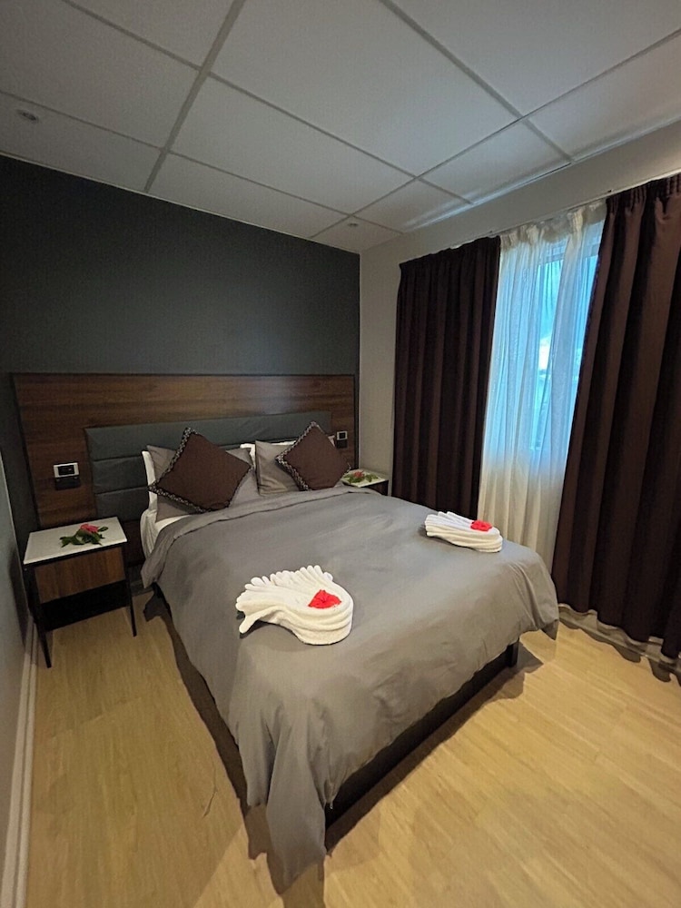 Standard Double or Twin Room, 1 Double or 2 Twin Beds, Ensuite, Corner photo 3