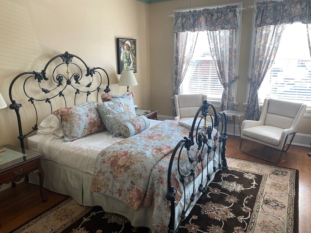 Room, 1 Queen Bed, Non Smoking, Jetted Tub (Delphinium)