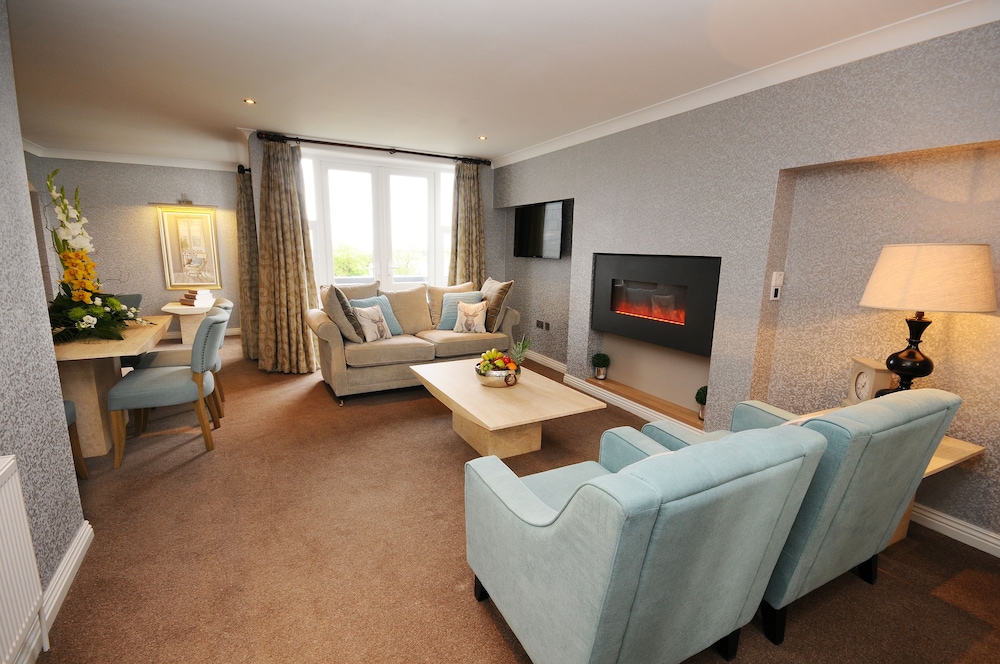 Executive Suite - Photo 12