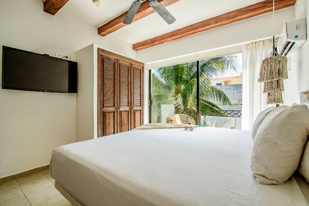Deluxe King Room with Balcony and City Views - Photo 11