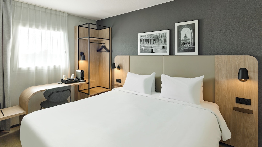 Standard Room, Multiple Beds - Photo 8