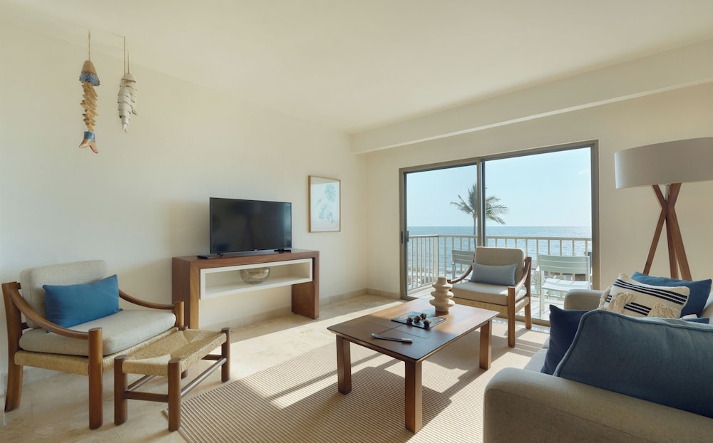 Premiere Oceanfront Suite With Jacuzzi