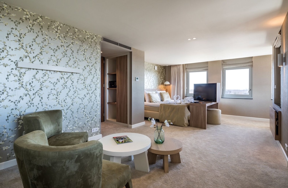 Panoramic Suite, 1 King Bed, Jetted Tub, Tower photo 2