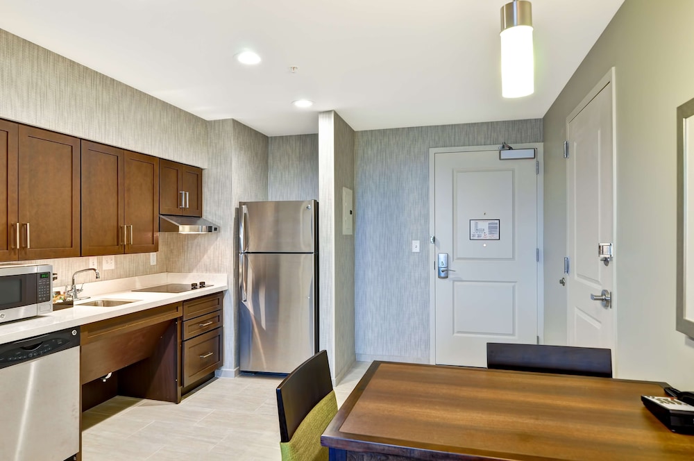 1 King 1 Bedroom Suite Mobility Accessible Tub Non-Smoking photo 3