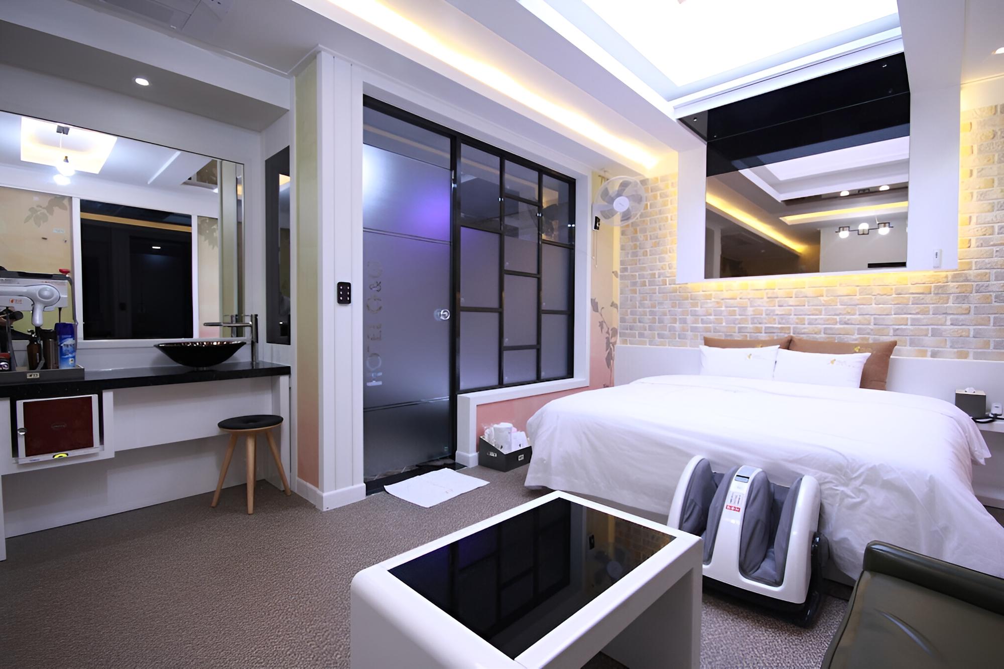 Room (Semi-special room (Free Netflix avail) - Photo 14