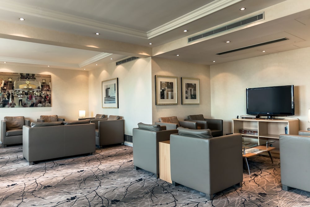 Executive Room, 1 Queen Bed, Club Lounge Access thumbnail 6