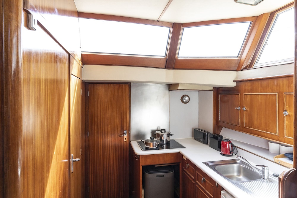 Luxury Boat, 4 bedrooms, 2 bathrooms photo 3