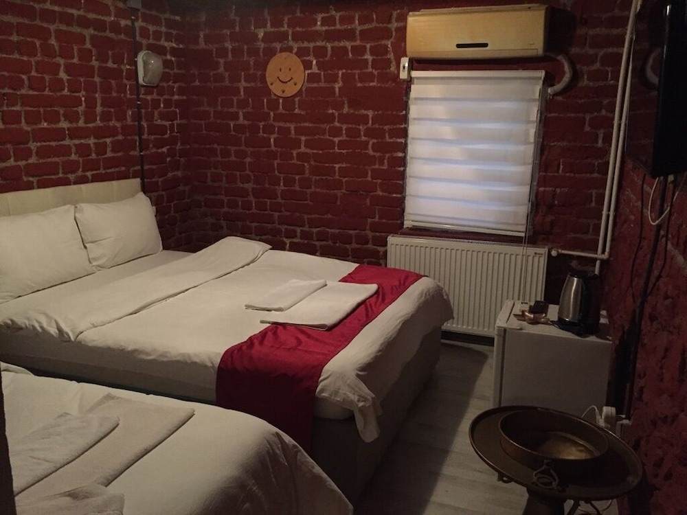 Economy Triple Room photo 1