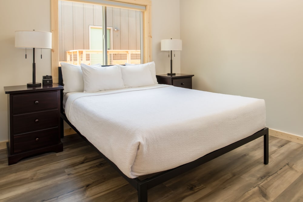 Deluxe Cabin, Multiple Beds, River View (Two Bedroom Cabin) photo 1