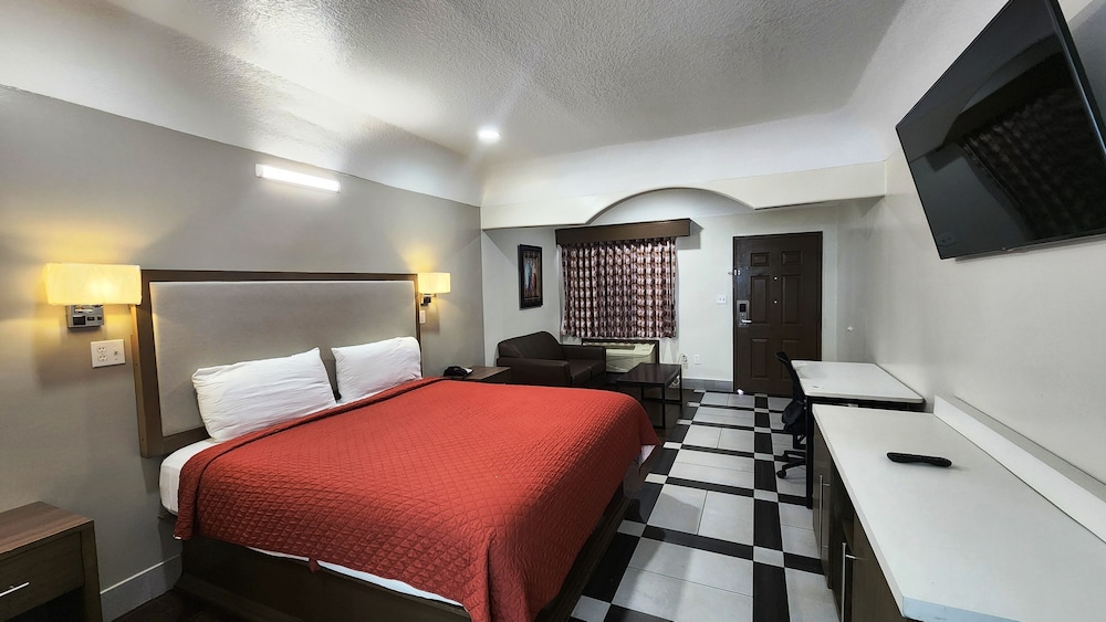 Deluxe Room, 1 King Bed, Non Smoking, Refrigerator & Microwave - Photo 4