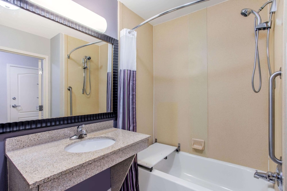 Deluxe Suite, 1 King Bed, Non Smoking (Deluxe Family Suite) - Photo 2
