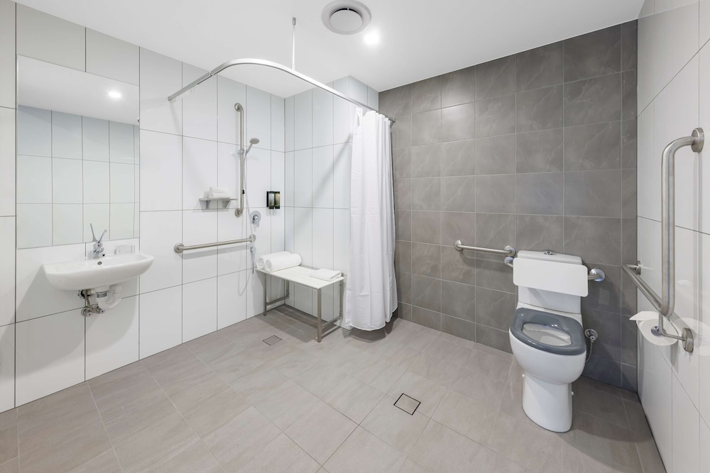 Standard Apartment, 1 King Bed, Accessible, Balcony photo 3