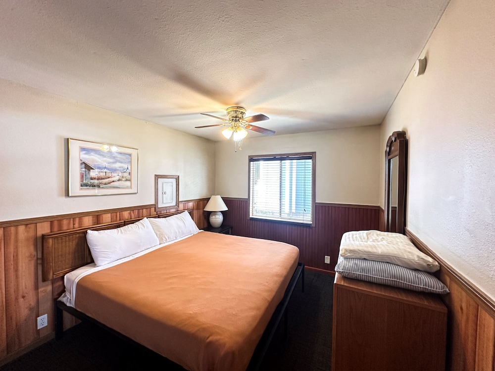 Classic Cottage, 1 Bedroom, Fireplace, Lake View