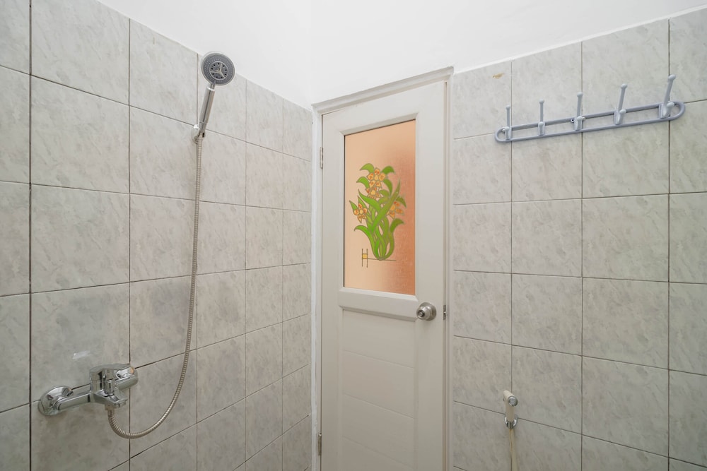 Double Room (Reddoorz) photo 2