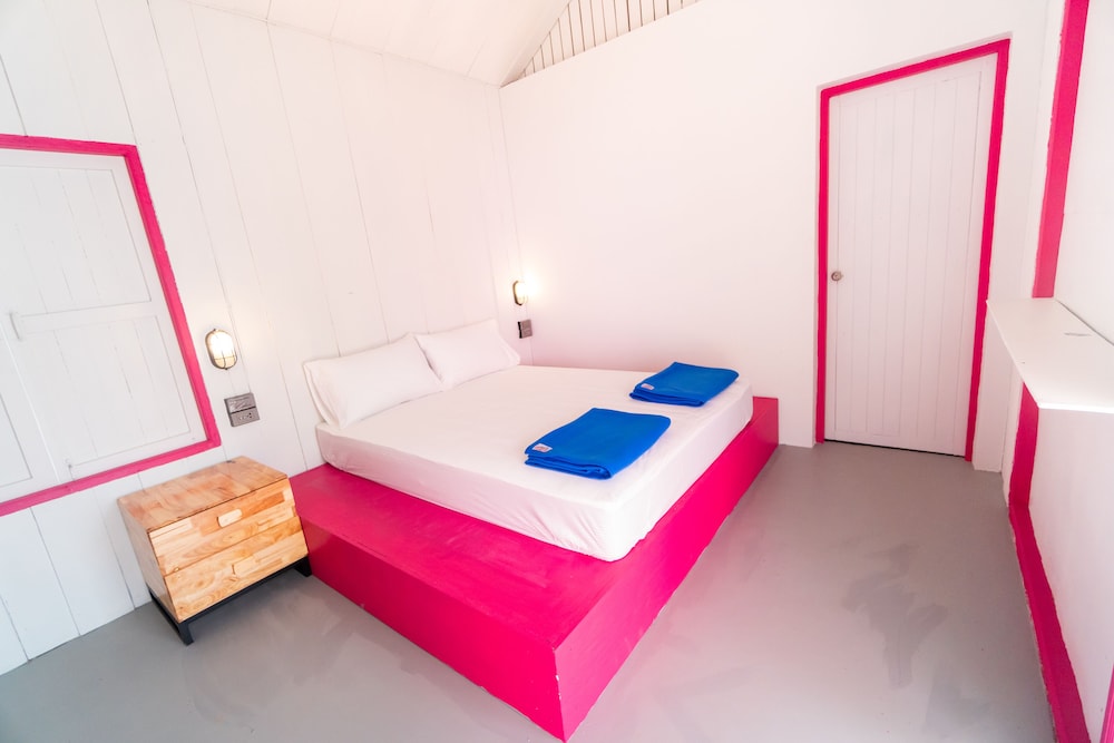 Standard Room, 1 Queen Bed, Non Smoking, Private Bathroom - Photo 4