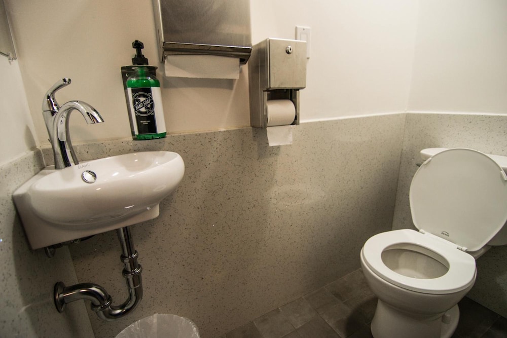 Bartlett Economy Queen, Hall Bath - Photo 5