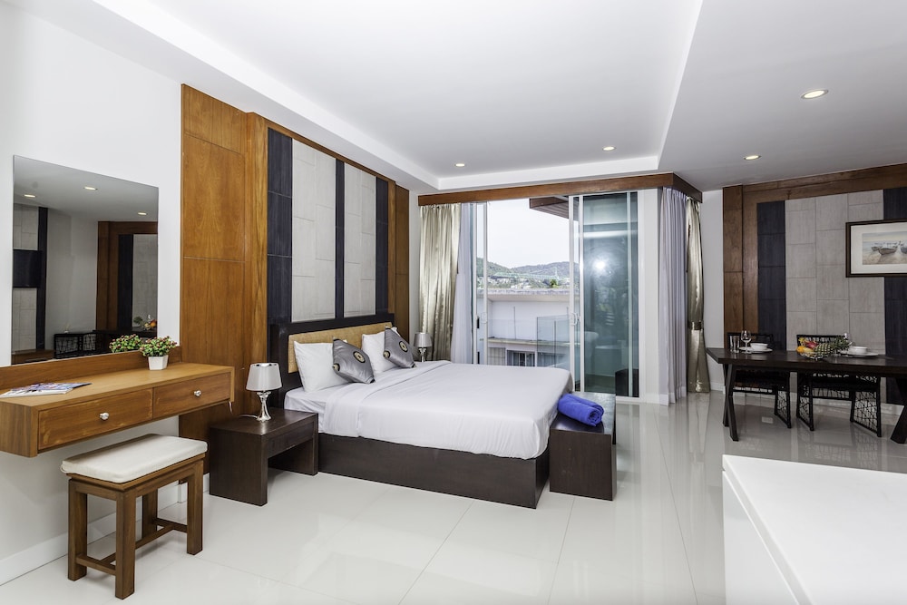 Grand Studio, 1 King Bed, Non Smoking photo 1