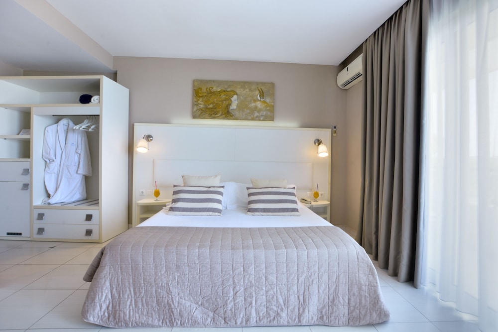 Standard Triple Room, Sea View photo 3