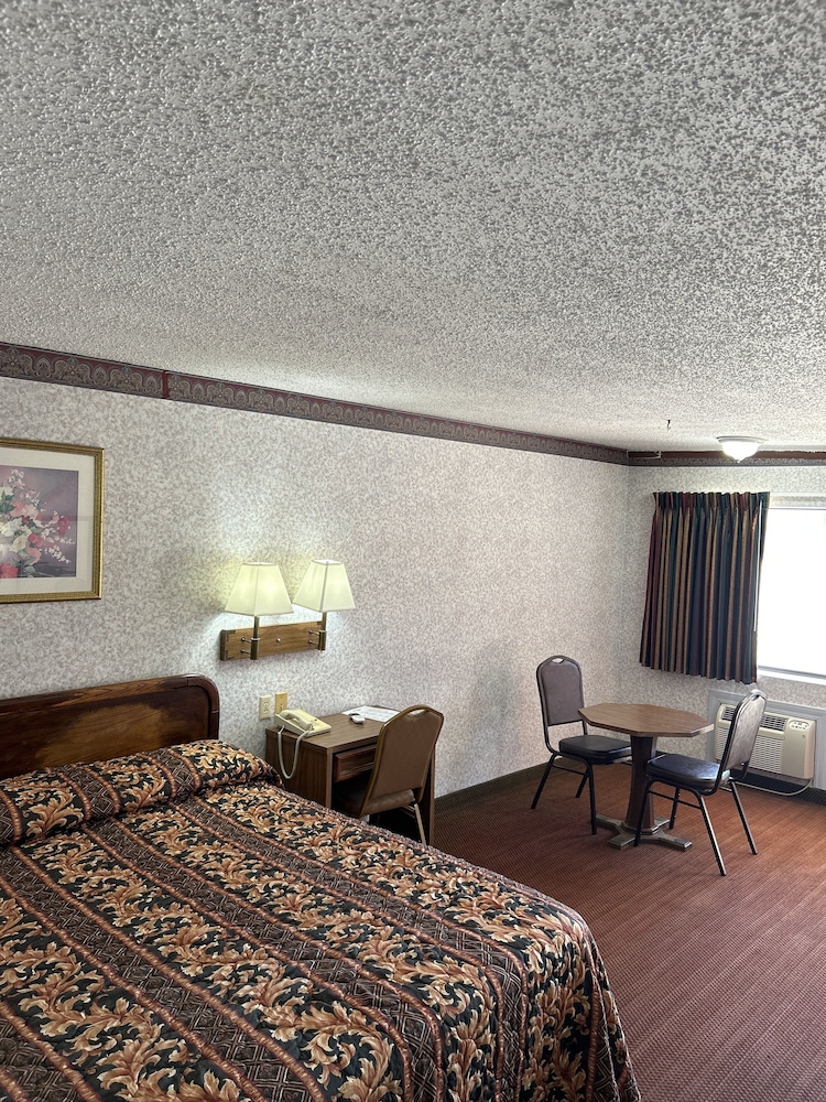 Basic Room, 1 King Bed, Non Smoking photo 3
