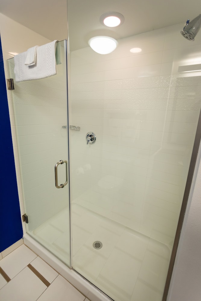 Room, 1 King Bed (Hearing Accessible) - Photo 1