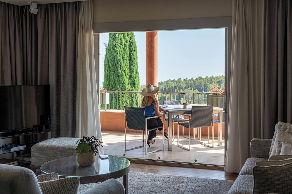 Suite Exception photo 1