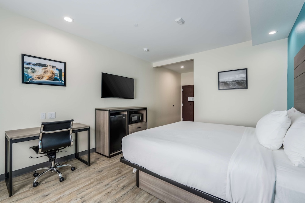 Room, 1 King Bed, Non Smoking, Kitchenette - Photo 3
