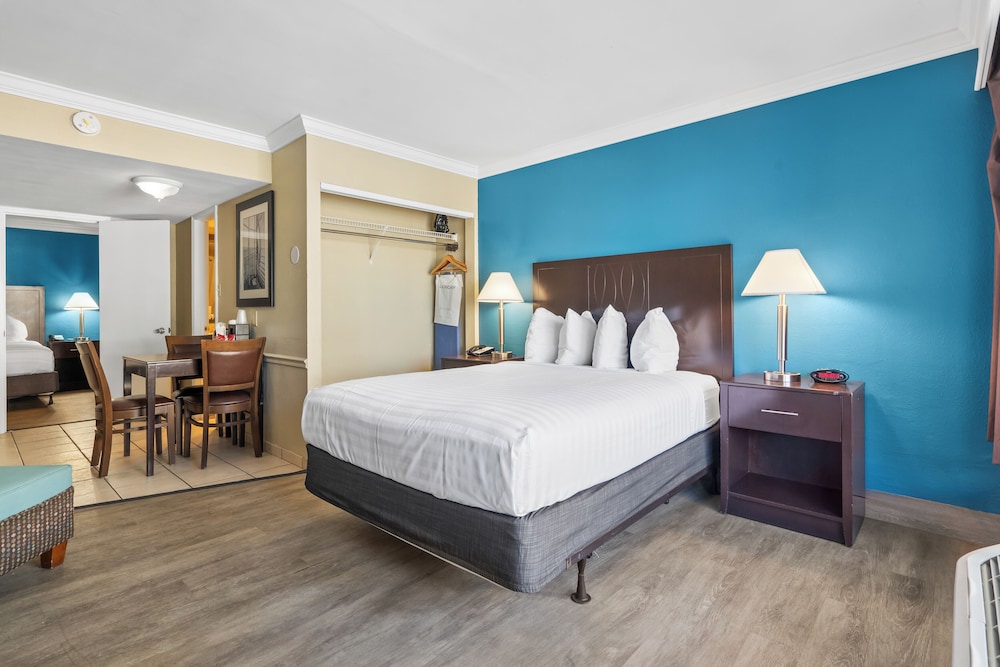 3 Queen Beds, Pool View (Efficiency), Non-Smoking - Photo 3