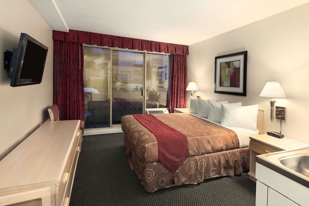 Efficiency 1 Queen Bed Non-Smoking Room with  kitchenette & balcony - Photo 1