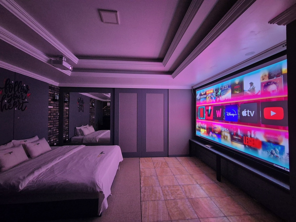 Superior King Room - 120" Large Projector Beam + 2 PCs + Air Dresser + King Bed