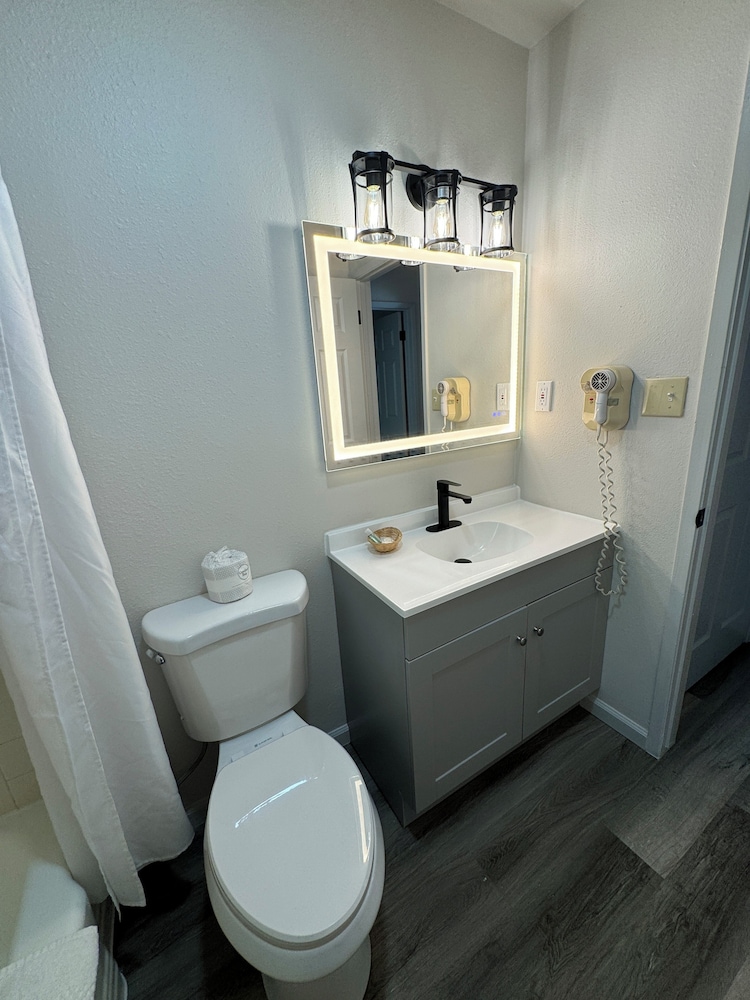 Suite, Non Smoking (Efficiency, 1 King Bed & 1 Double Bed) - Photo 9
