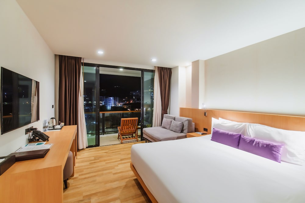 Executive King with Pool View