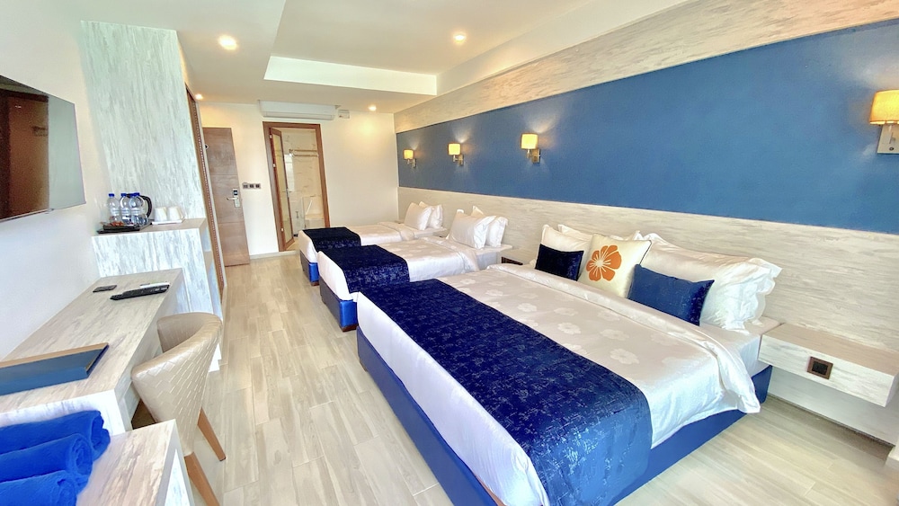 Deluxe Quadruple Room, Balcony, Sea View - Photo 2