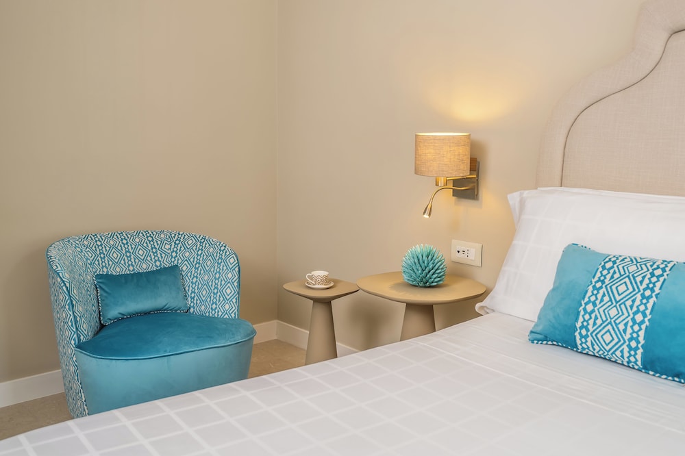Deluxe Double Room - Photo 12