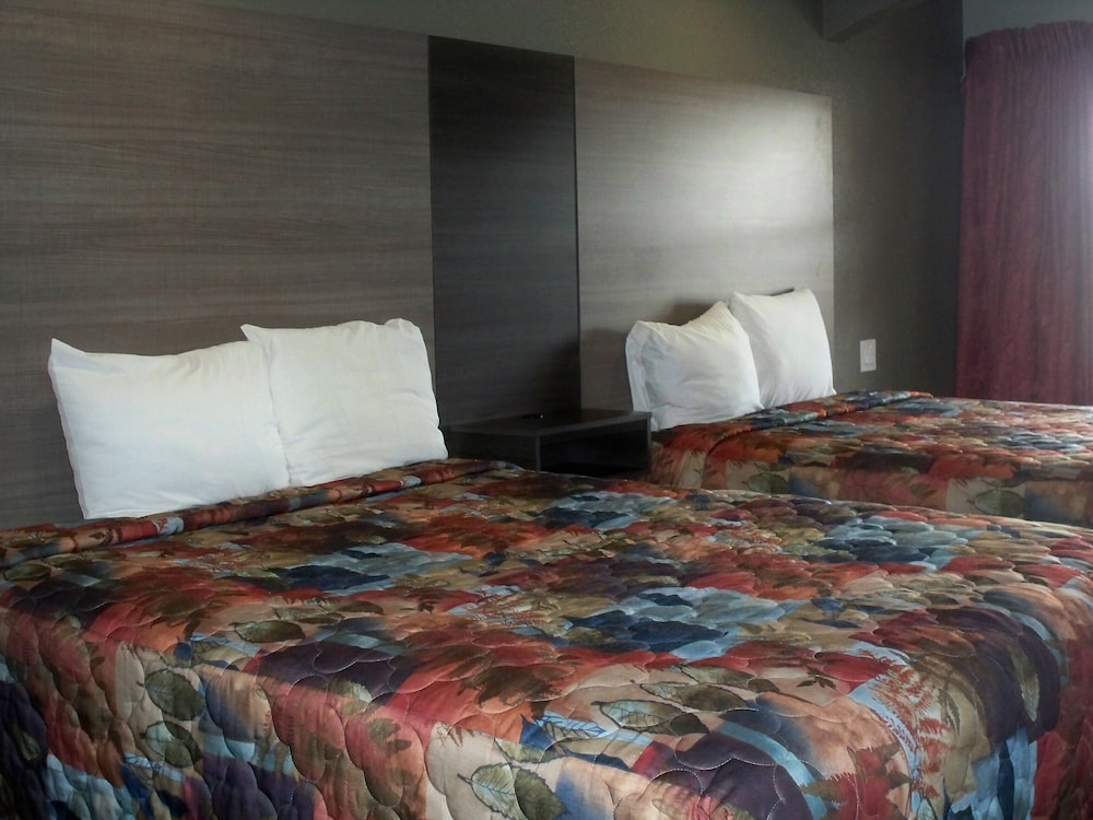 Standard Double Room, 2 Queen Beds - Photo 9