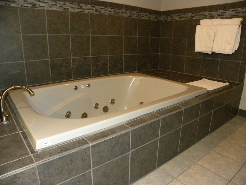 Suite, 1 King Bed, Jetted Tub - Photo 7