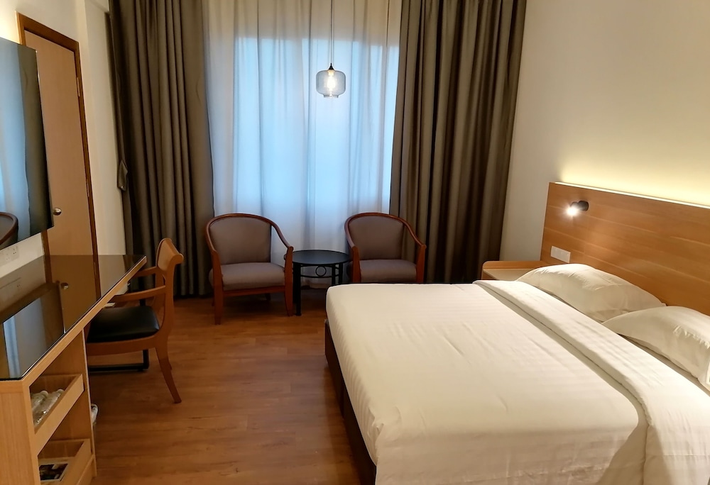 Superior Single Room, 1 Bedroom (New Renovated 1 King Size Bed) photo 3