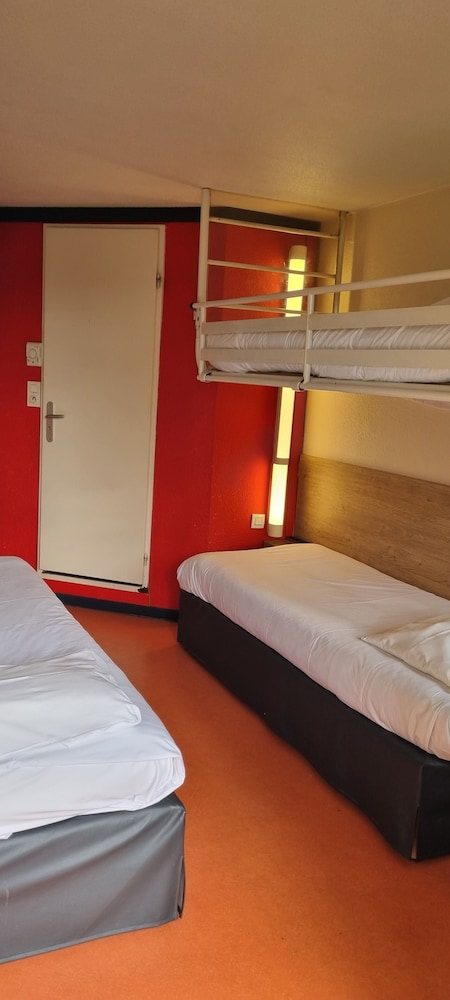Room, 3 Twin Beds - Photo 5