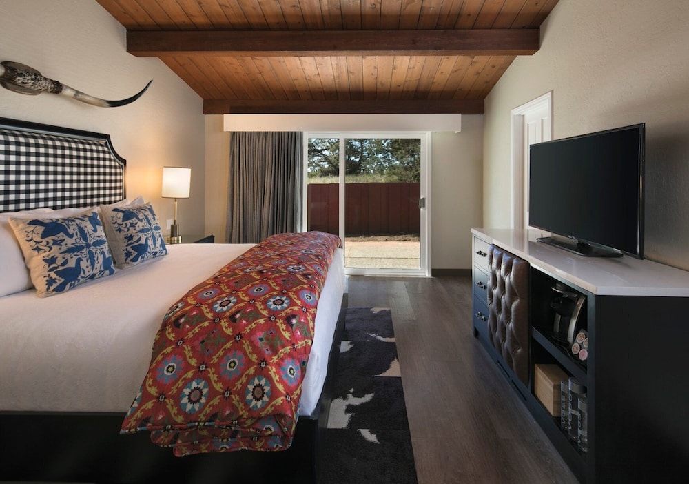 Deluxe Suite, 1 King Bed, Kitchen, Resort View photo 2