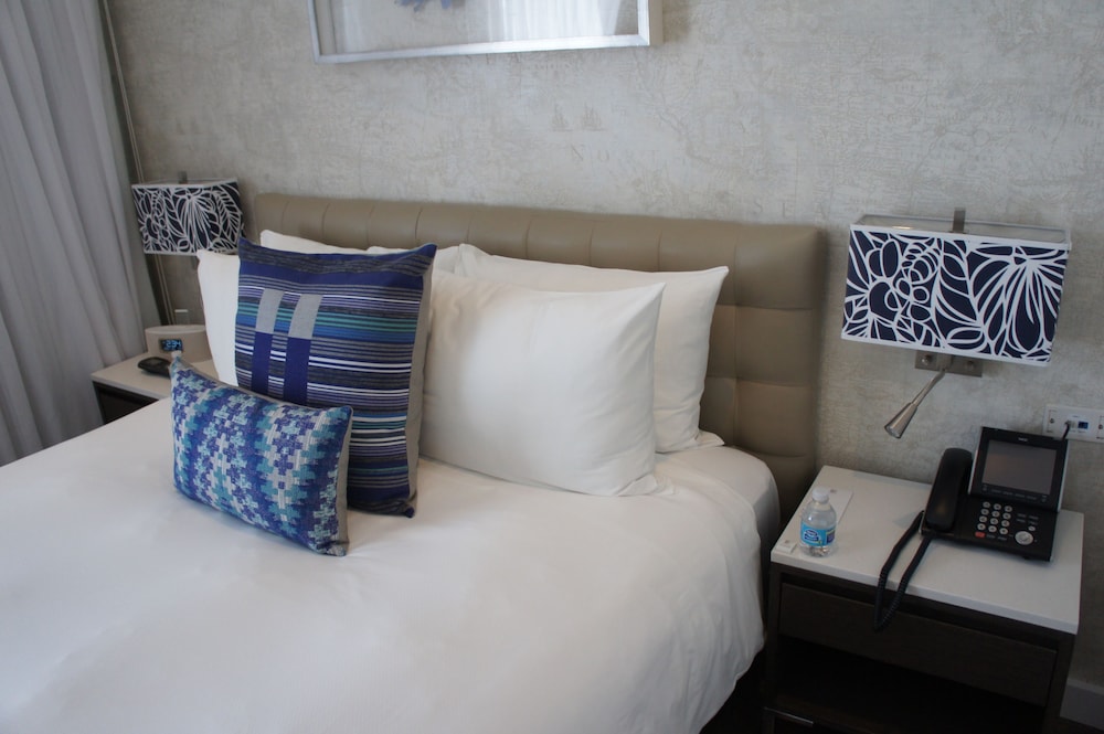 Premium Studio, 1 Queen Bed - Photo 3