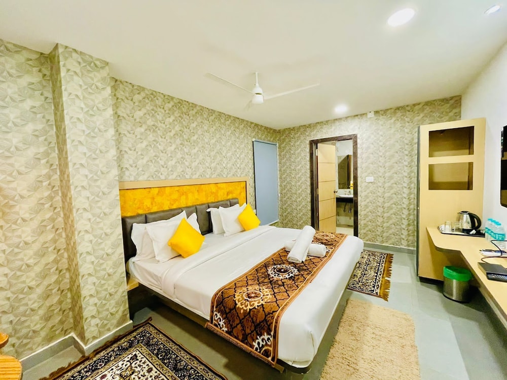 DELUXE ROOM - Photo 11