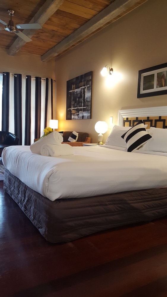 Deluxe Studio Suite, 1 King Bed, Kitchen photo 3