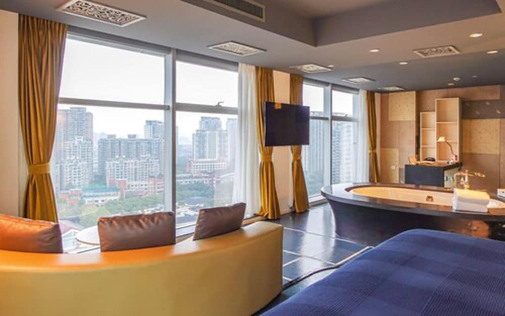 Suite, 1 King Bed (Privilege) photo 1