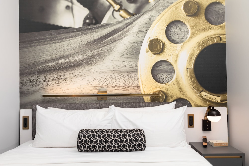 Standard Room, 1 King Bed, Accessible Bathtub, Non Smoking (Communications Accessible) - Photo 6